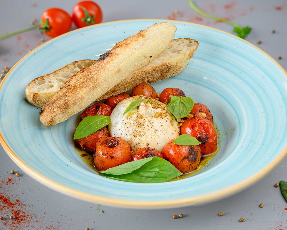 Burrata cu roșii coapte și pesto de busuioc
