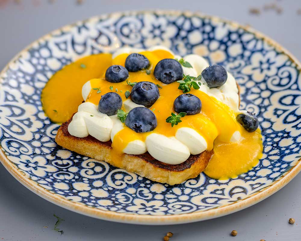 French Toast cu cremă de mango cu afine și migdale