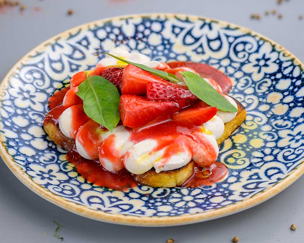 French Toast cu cremă de căpșune coapte și busuioc