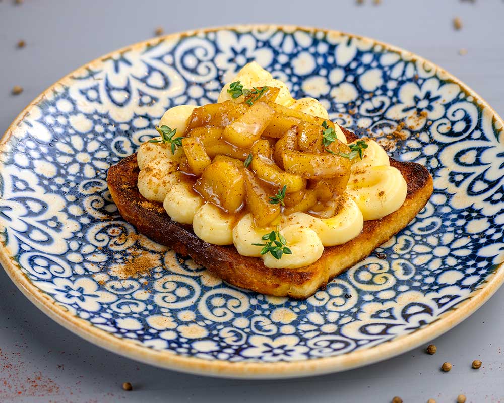 French Toast cu cremă de vanilie cu măr copt și scorțișoară