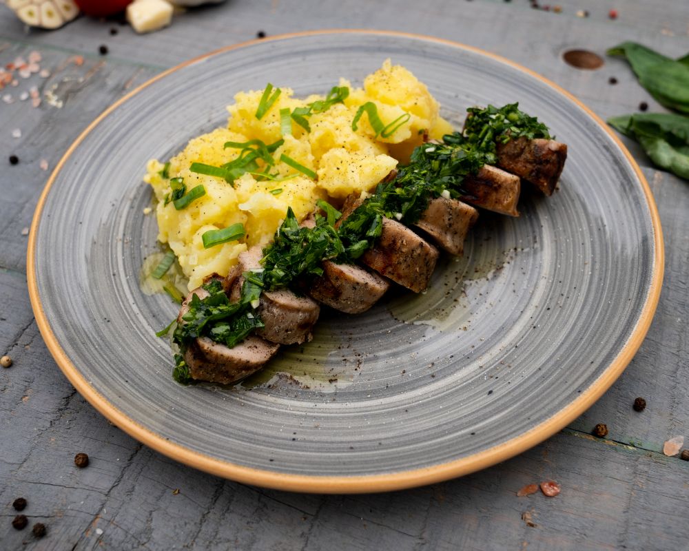 Mușchiuleț de porc cu sos chimichurri și cartofi zdrobiti cu mustar Dijon
