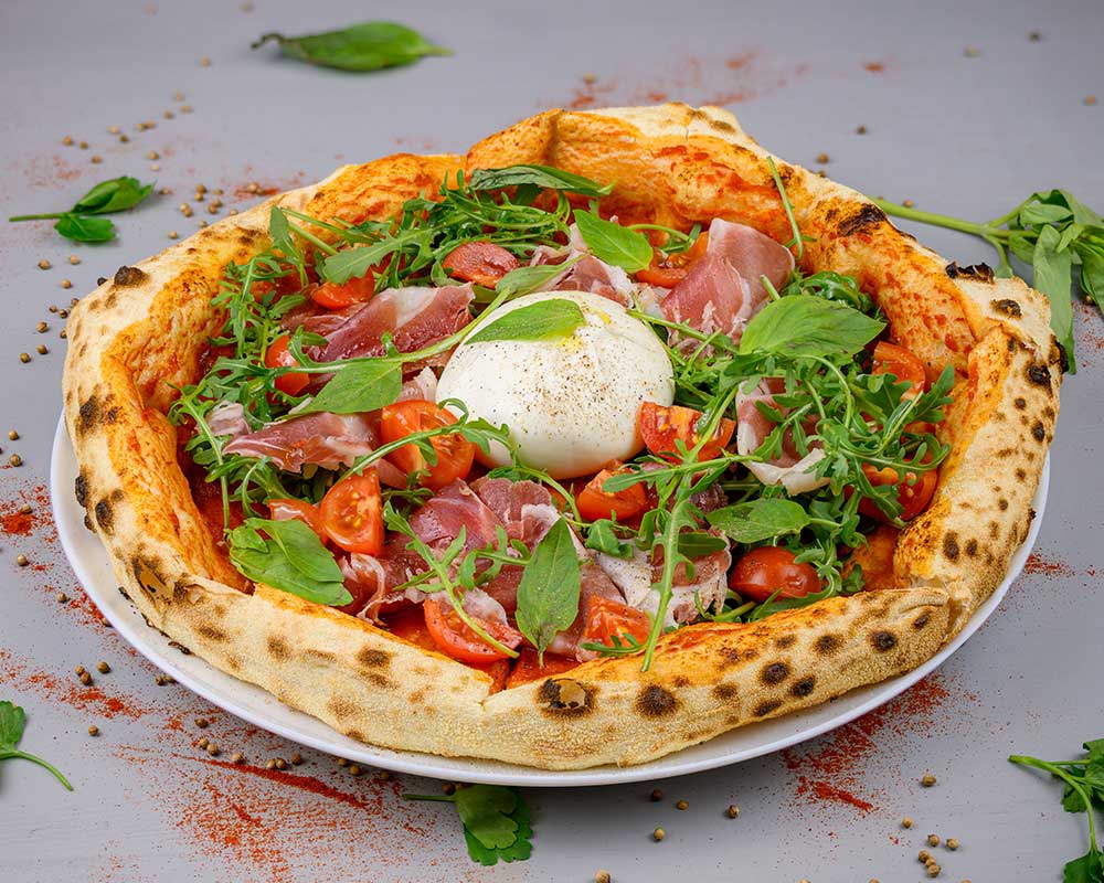Pizza cu burrata, roșii coapte și pesto de busuioc