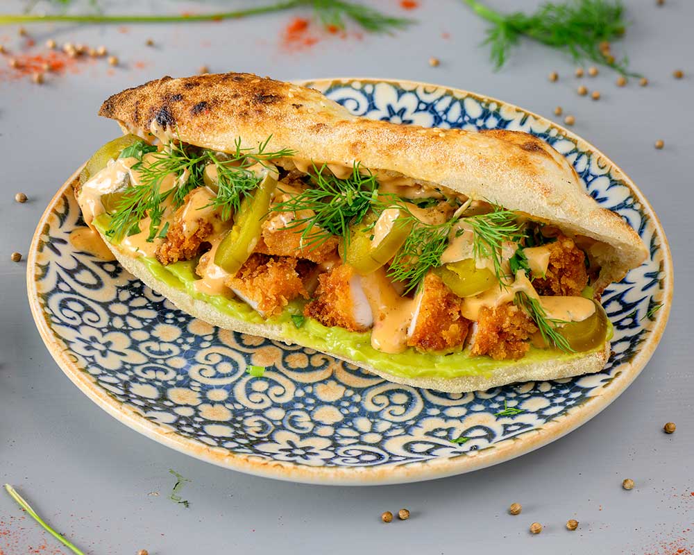 Roll cu crispy chicken, sos de brânzeturi, guacamole și jalapeño murat