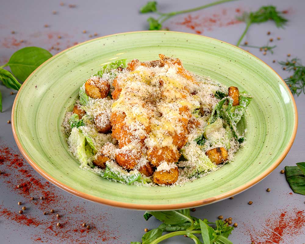 Salata Caesar cu pui crispy