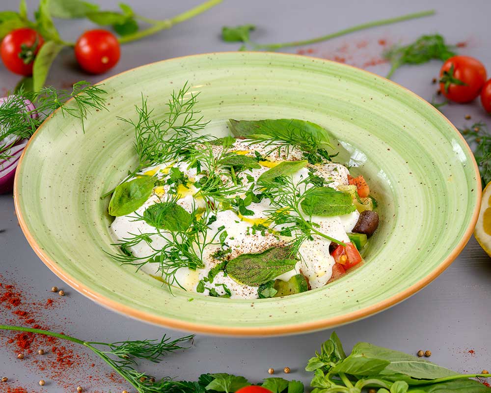 Salată mediteraneeană cu nectarine coapte și cremă de Feta