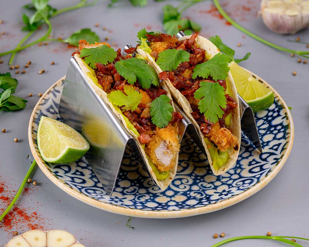 Tacos cu pui, guacamole și gem de bacon